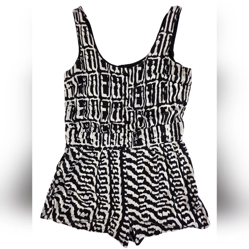 Charlotte Russe XL Abstract Shorts Romper With Cut-Out Back 2459-F